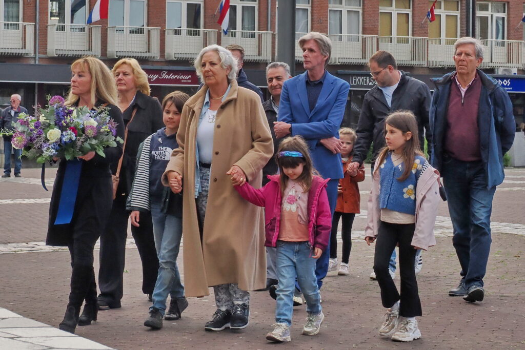 Kranslegging - Dodenherdenking Velsen