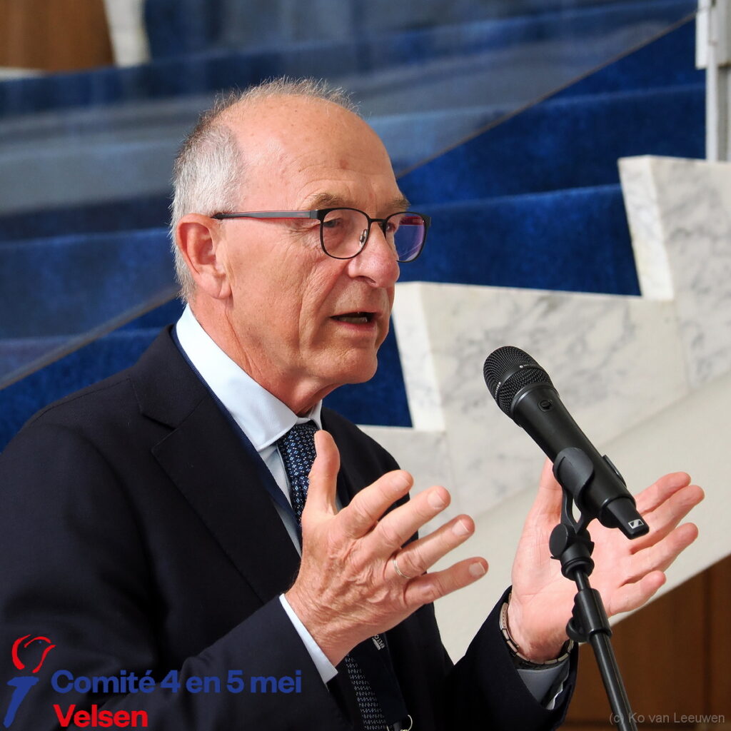 Dodenherdenking Velsen, Stadhuis Velsen, IJmuiden